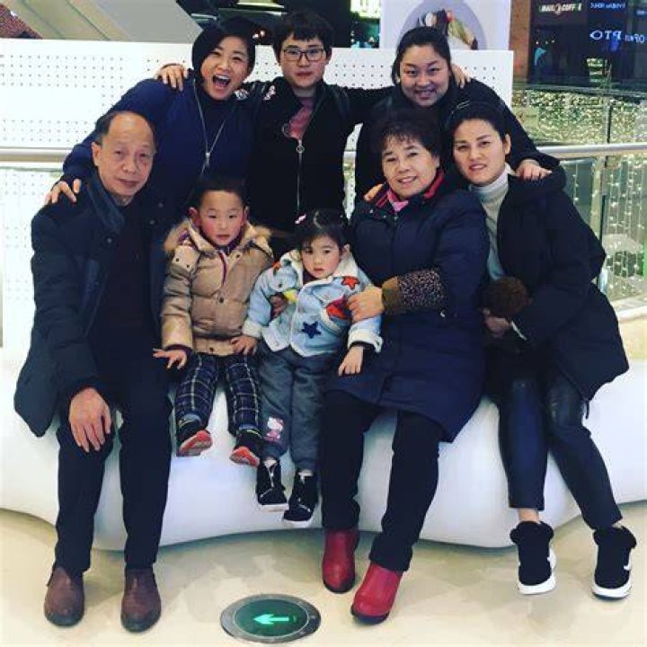 Xia Li Husband | Who Is She Married To | Is She Dating | Family & Relationship